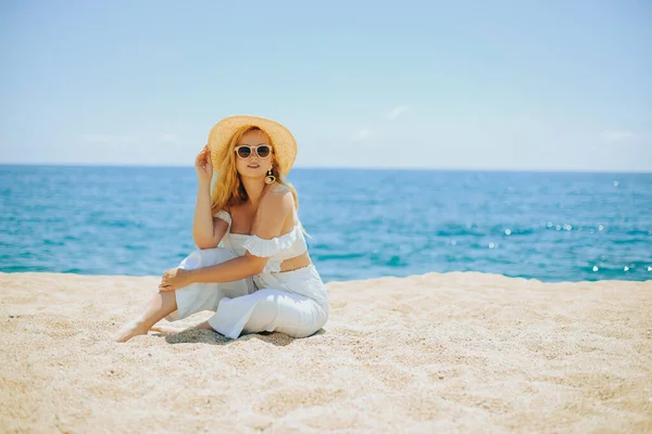 Шикарна Модна Довгонога Модель Білому Вбранні Сидить Пляжі Тлі Океану — стокове фото