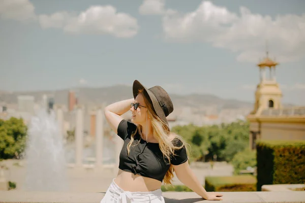 Тлі Барселони Стоїть Красива Дівчина Подобається Подорож Жінка Дивиться Вигляд — стокове фото