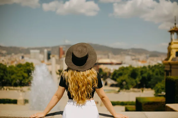 美しい少女はバルセロナの背景に立って 旅を楽しんでいます 街の景色を見る女 — ストック写真