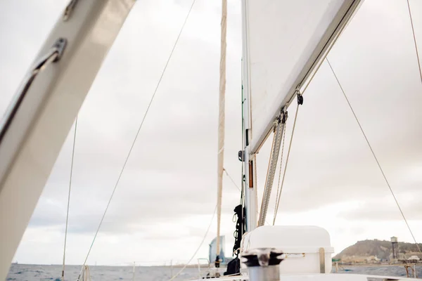空に対して美しいセーリングヨットに帆 — ストック写真