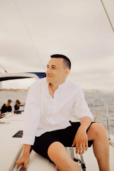 Man Sits Bow Sailing Yacht Enjoys Life Handsome Guy White — Stock Photo, Image