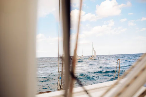 セーリングヨットからのセーリングボートの眺め 海又は海 — ストック写真