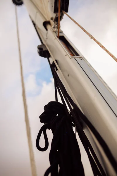 セーリングヨットに結び目 ロープの美しい写真 — ストック写真