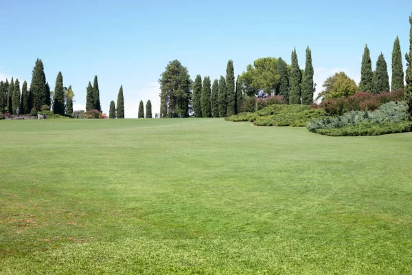 Stor Gräsmatta Sommargrönt Landskap Med Cypressträ Vid Sigurt Garden Park — Stockfoto