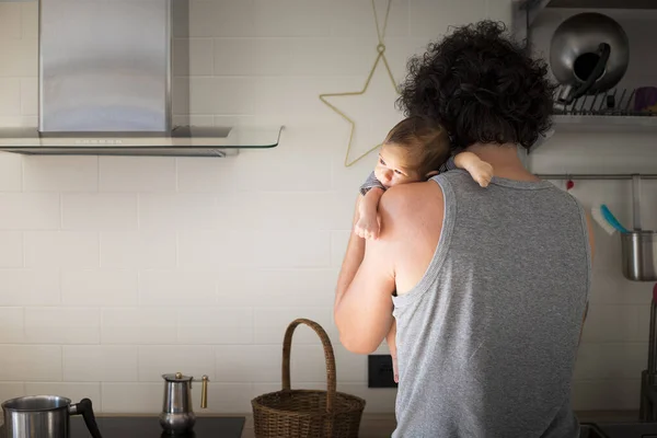 Jeune Père Caucasien Vue Dos Tenant Nouveau Tout Cuisinant Dans — Photo