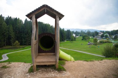 İtalya 'nın Trentino, Lavarone kentindeki Palu Park' taki tepeden inen dev tünel kaydırağının girişi. Kopyalama alanı olan arkaplan.