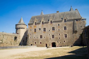Güneşli bir günde iç avlu ve Dük 'ün evi Suscinio Kalesi. Bazı insanlar, tanınmazlar, arka planda fotokopi alanı vardır. Sarzeau, Brittany, Fransa.