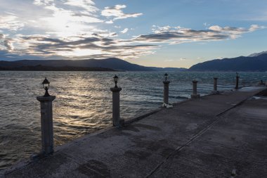 Tivat bölmesindeler günbatımı üzerinde