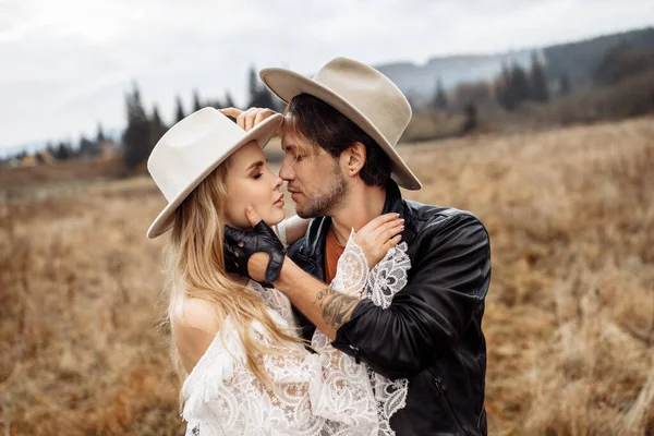 Glückliches Paar Bei Einem Date Spaziergang Auf Dem Feld Schöne — Stockfoto