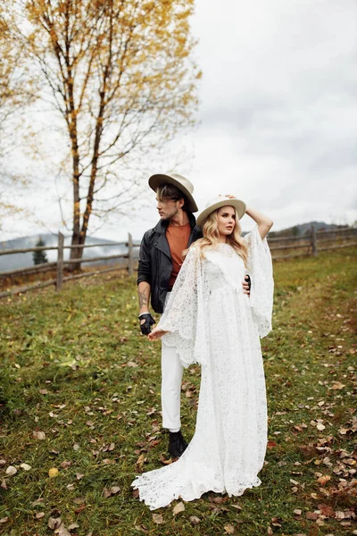 Homem Bonito Mulher Bonita Andando Campo Vestindo Chapéus Desfrutar Fim — Fotografia de Stock