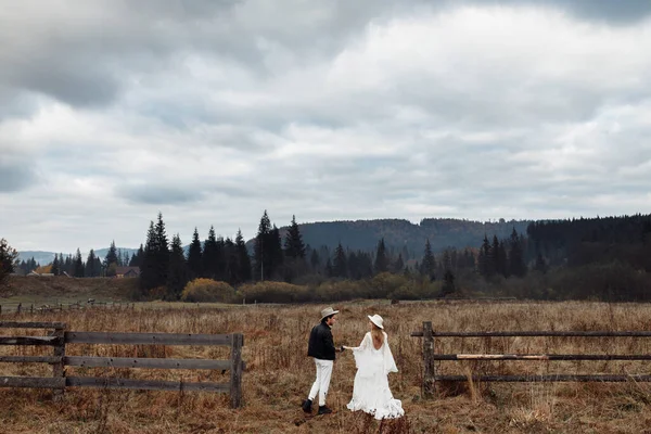 Homem Bonito Mulher Bonita Andando Campo Vestindo Chapéus Desfrutar Fim — Fotografia de Stock