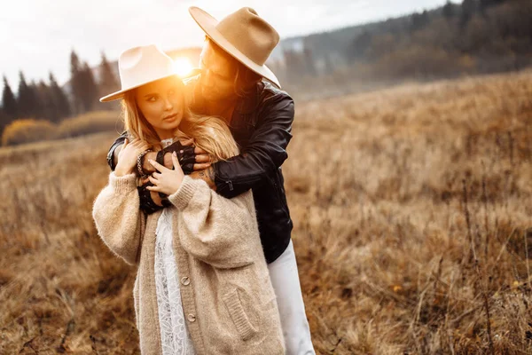 Gelukkig Stel Poseren Het Veld Knappe Bruidegom Knuffel Aantrekkelijke Bruid — Stockfoto