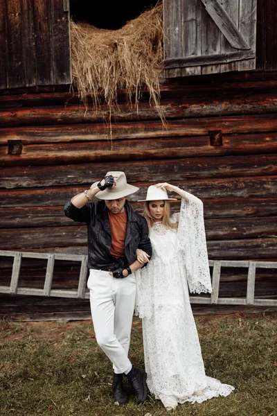 Pareja Con Estilo Posando Cerca Casa Con Sombreros Hombre Guapo —  Fotos de Stock