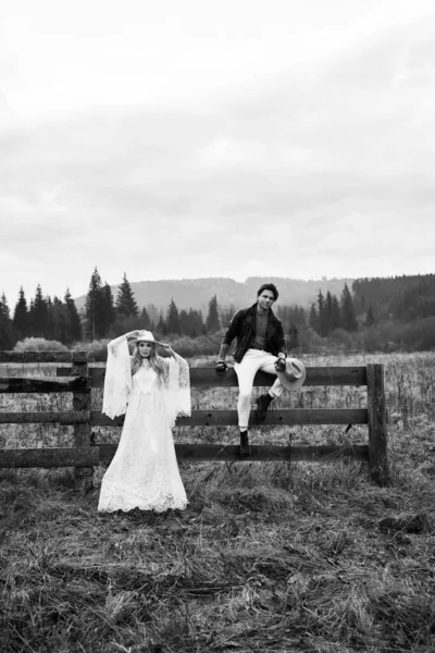 Casal Lindo Uma Caminhada Campo Mulher Atraente Vestindo Vestido Renda — Fotografia de Stock