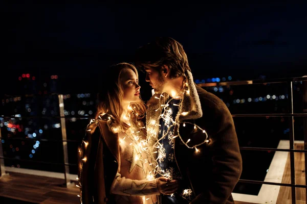 Jovem Casal Apaixonado Por Guirlandas Noite — Fotografia de Stock