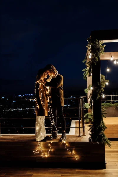 Young Couple Love Garlands Night — Stock Photo, Image