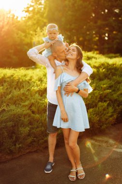 Parkta küçük bir kızla mutlu bir aile.