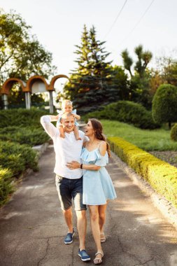 Parkta küçük bir kızla mutlu bir aile.