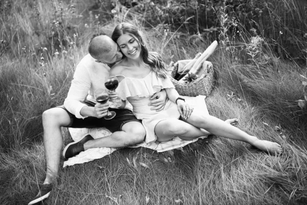 Vackert Par Som Har Picknick Trädgården — Stockfoto