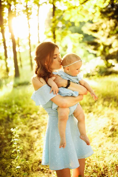 Šťastná Mladá Matka Dítětem Parku — Stock fotografie