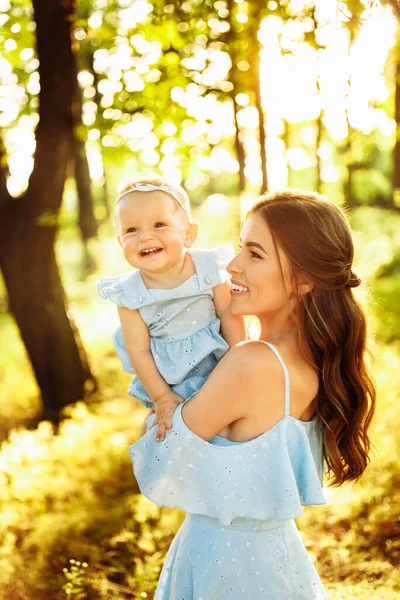 Jovem Mãe Feliz Com Bebê Parque — Fotografia de Stock