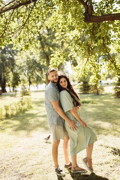 Belo Casal Feliz Parque Verão — Fotografia de Stock