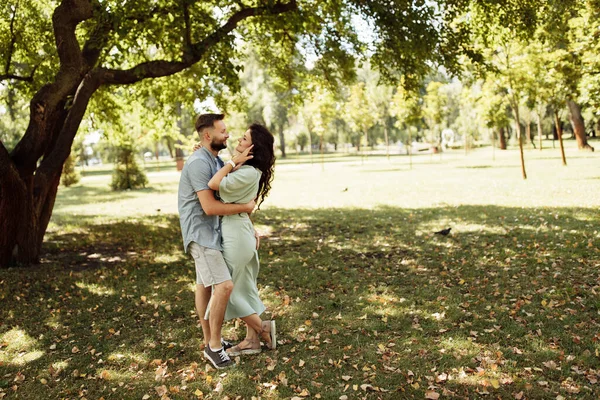 Vackert Lyckligt Par Sommarparken — Stockfoto