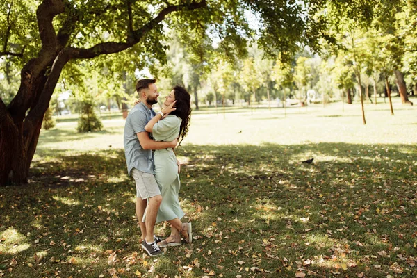 Krásný Šťastný Pár Letním Parku — Stock fotografie