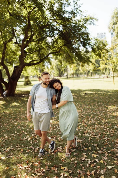 夏の公園で美しい幸せなカップル — ストック写真