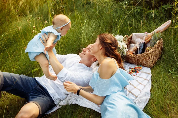 Šťastná Mladá Rodina Holčičkou Pikniku Parku — Stock fotografie