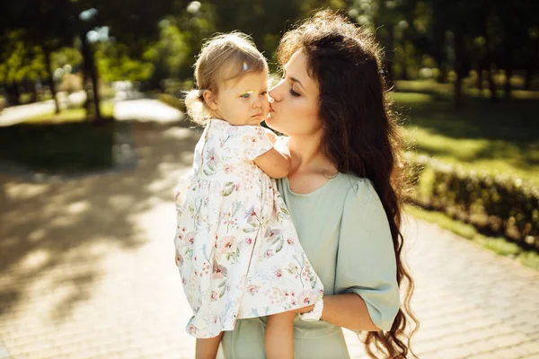 Happy Young Mother Baby Park — Stock Photo, Image