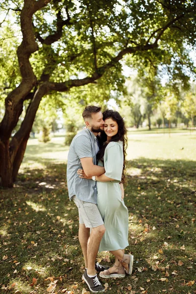 Belo Casal Feliz Parque Verão — Fotografia de Stock