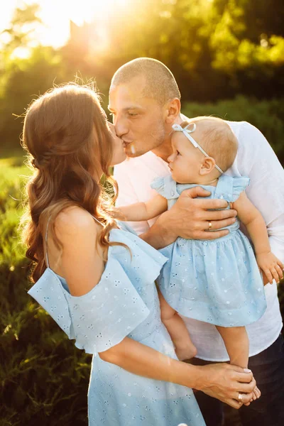 Gelukkig Jong Familie Met Baby Meisje Het Park — Stockfoto