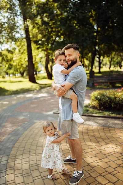 公園で息子と幸せな若い父親 — ストック写真
