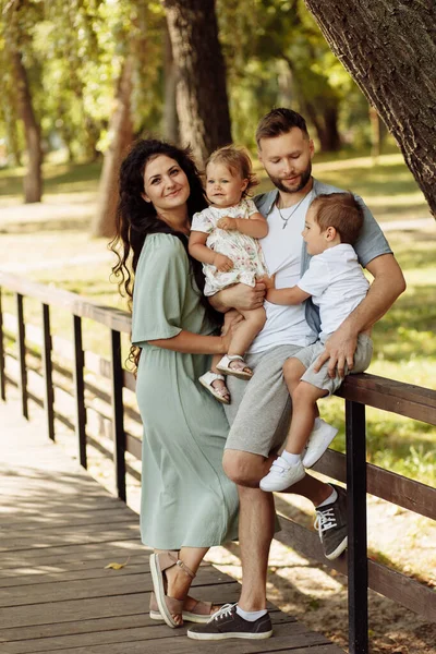 Gelukkig Jong Gezin Met Kinderen Ontspannen Het Park — Stockfoto