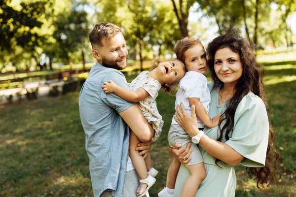 Felice Giovane Famiglia Con Bambini Che Rilassano Nel Parco — Foto Stock