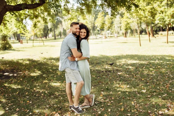 Belo Casal Feliz Parque Verão — Fotografia de Stock