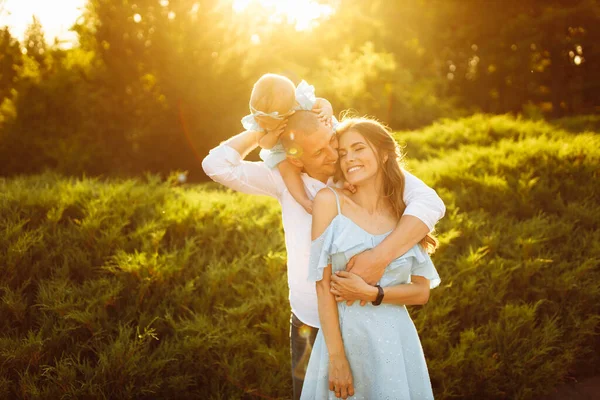 Felice Giovane Famiglia Con Bambina Nel Parco — Foto Stock