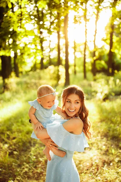 Šťastná Mladá Matka Dítětem Parku — Stock fotografie