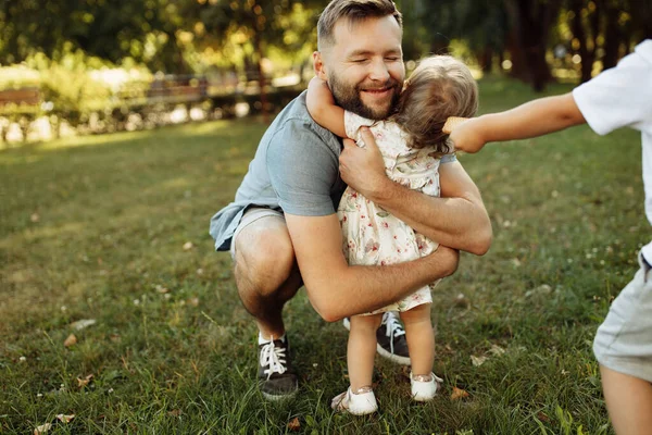 Happy Young Family Park — Stock Photo, Image