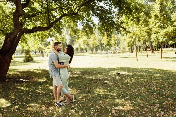 Mooi Gelukkig Paar Zomerpark — Stockfoto