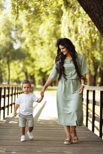 Šťastná Mladá Matka Chlapcem Parku — Stock fotografie