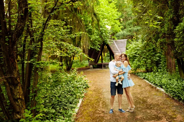 Familie Tânără Fericită Fetiță Parc — Fotografie, imagine de stoc