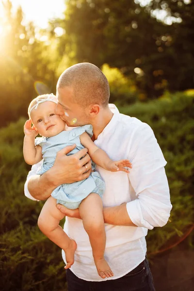 Father Kissing Beautiful Little Girl Park — Stock Photo, Image