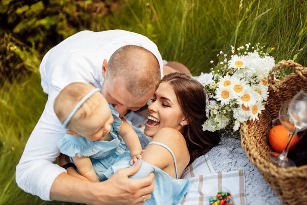 Glad Ung Familj Med Liten Flicka Picknick Parken — Stockfoto