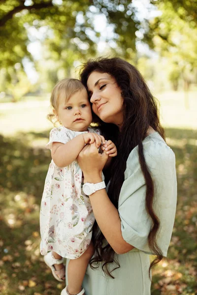 Joyeux Jeune Mère Avec Bébé Dans Parc — Photo