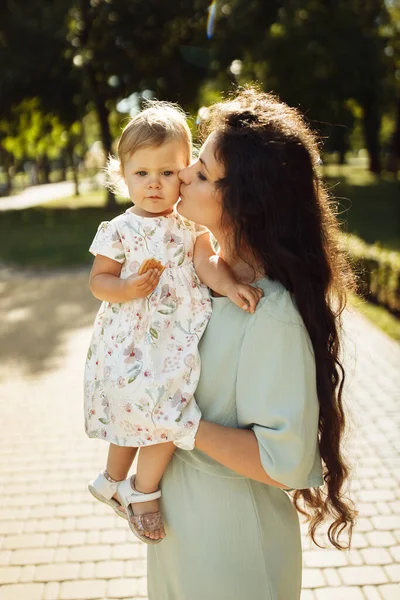 Happy Young Mother Baby Park — Stock Photo, Image