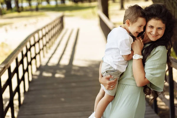 Felice Giovane Madre Con Ragazzo Nel Parco — Foto Stock