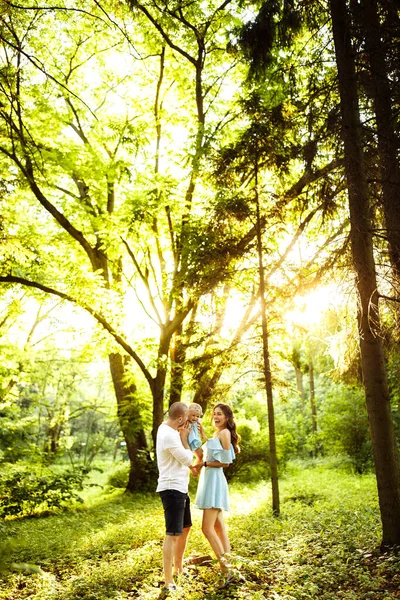 Gelukkig Jong Familie Met Baby Meisje Het Park — Stockfoto