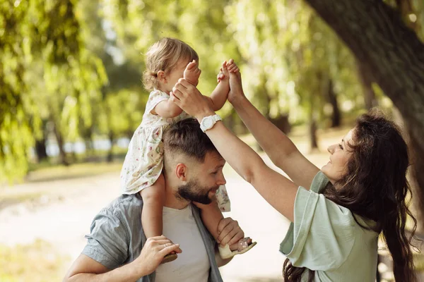 Mother Father Girl Playing Park — Stock Photo, Image